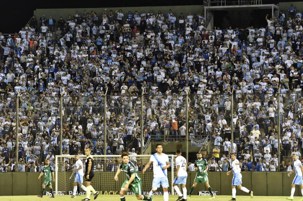 DIFERENCIA. En el estadio salteño el celeste y blanco se impuso en las tribunas. la gaceta salta / foto de marcelo miller