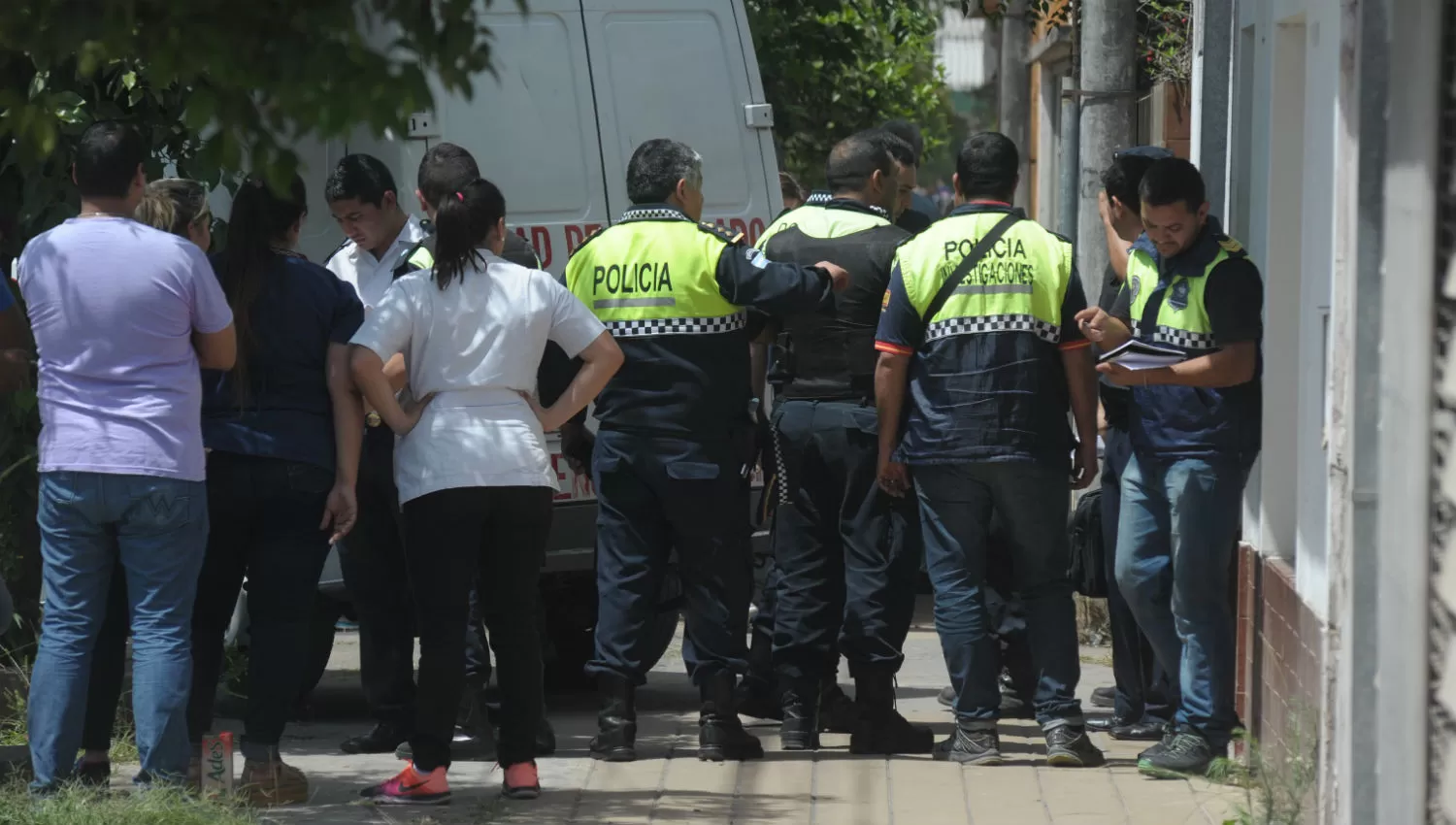 POSIBLE SANCIÓN. La Policía tucumana actuó en conjunto con la Justicia en la casa donde se cometieron los crímenes. LA GACETA / FOTO DE FRANCO VERA