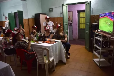 Un local de comida típica fue refugio de la pasión de un grupo de hinchas peruanos