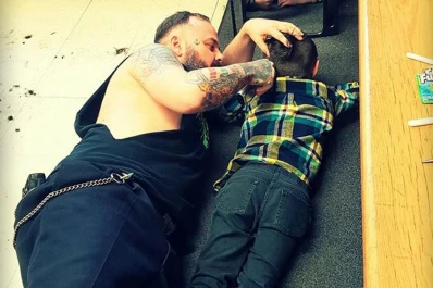 Un peluquero se tira al suelo para cortarle el pelo a un nene con autismo y emociona a todos