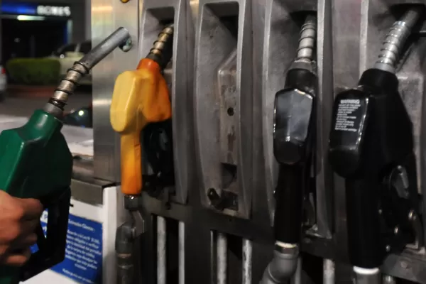 Baja el precio del crudo, pero vaticinan otra suba en los combustibles