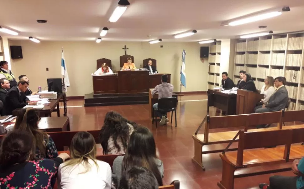 PRIMERA AUDIENCIA. Los acusados se mostraron muy tranquilos en la sala. la gaceta / foto de osvaldo ripoll