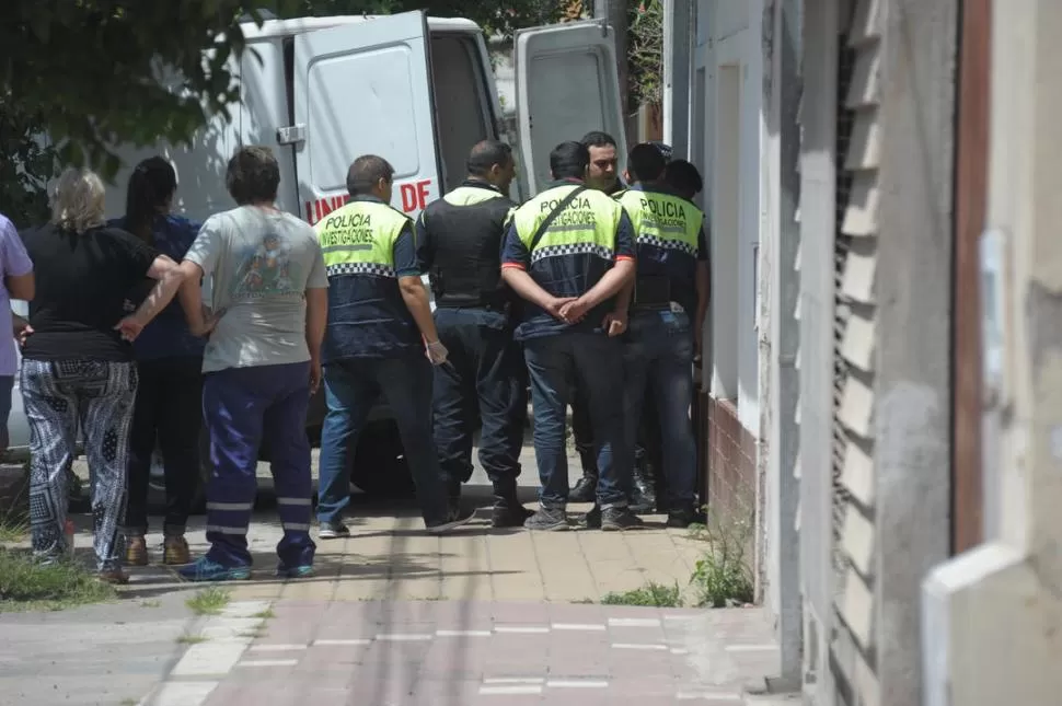 DESPUÉS DEL CRIMEN. La Policía realiza las pericias en una casa de Santa Fe al 1.800, en la que vivían los niños con su madre. Hubo conmoción en el barrio. la gaceta / foto de franco vera 