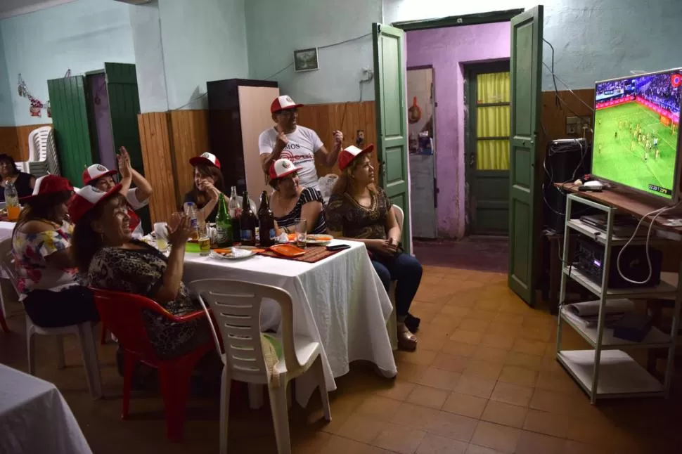 CON SABOR A TRIUNFO. Los comensales de Sol de Perú aplaudieron cada buena intervención del arquero Pedro Gallese y festejaron el empate como una victoria. la gaceta salta / foto de inés quinteros orio