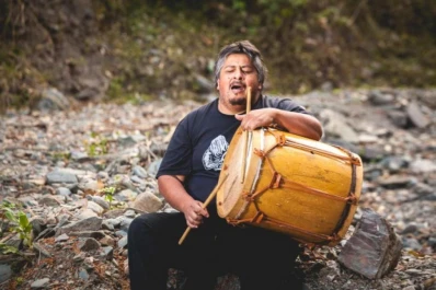 Adrián Sosa habla de la Argentina al cantar