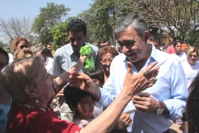 La Capital reparte subsidios de $ 1.500 a vecinos de otras ciudades, en plena campaña