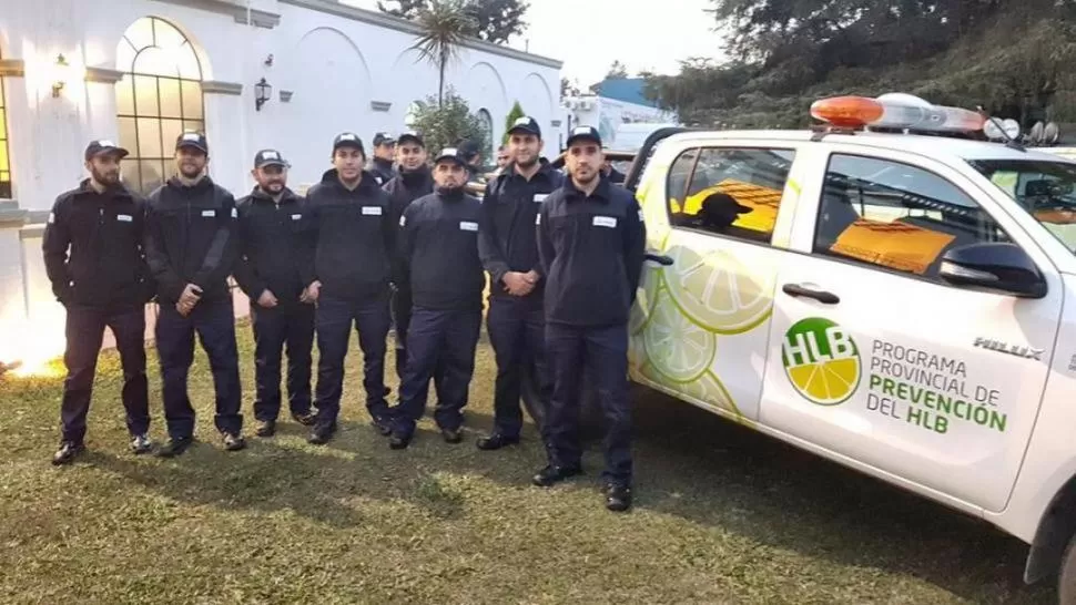 RESPALDO. Los controles móviles realizados -inspectores posan junto a una camioneta- sirven para fortalecer todo el sistema de control fitosanitario.  