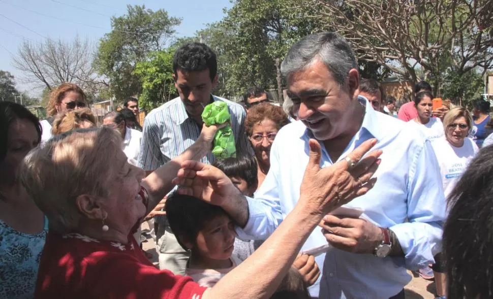 EN ZONA NORTE. Alfaro supervisó ayer el avance de obras de infraestructura en los barrios Aguas Corrientes, San Rafael y Villa Muñecas, al norte de la ciudad. prensa san miguel de tucumán