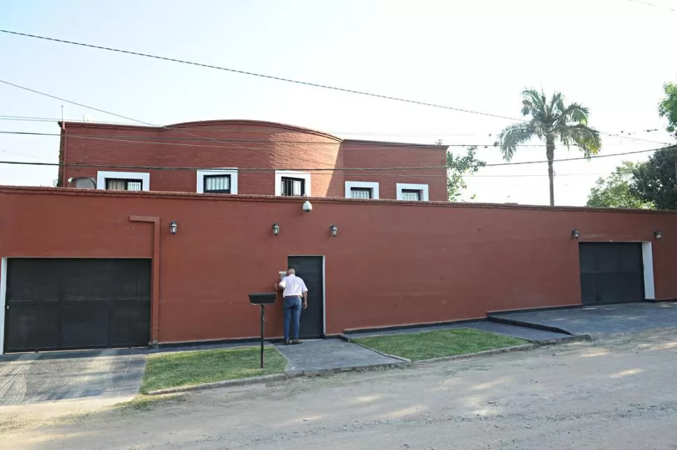 La casa donde residía Ruoti cuenta con numerosas medidas de seguridad. Ayer no había nadie en la vivienda ubicada en Yerba Buena. la gaceta / foto de héctor peralta