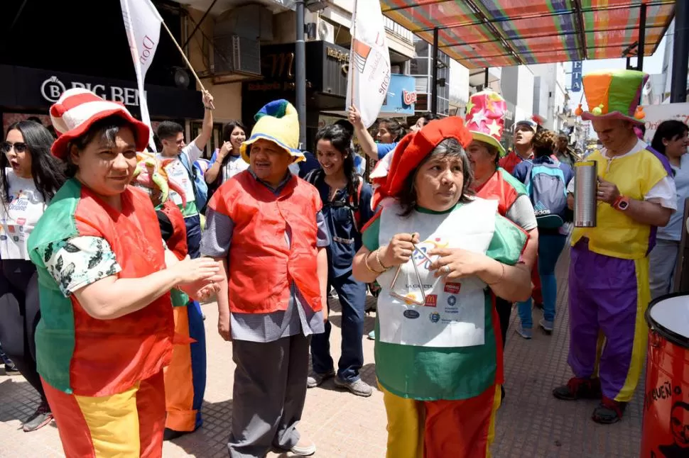 LOS PROTAGONISTAS. Residentes del Pequeño Cottolengo pasearon con la murga anticipando la llegada de la maratón. la gaceta / foto de Analía Jaramillo