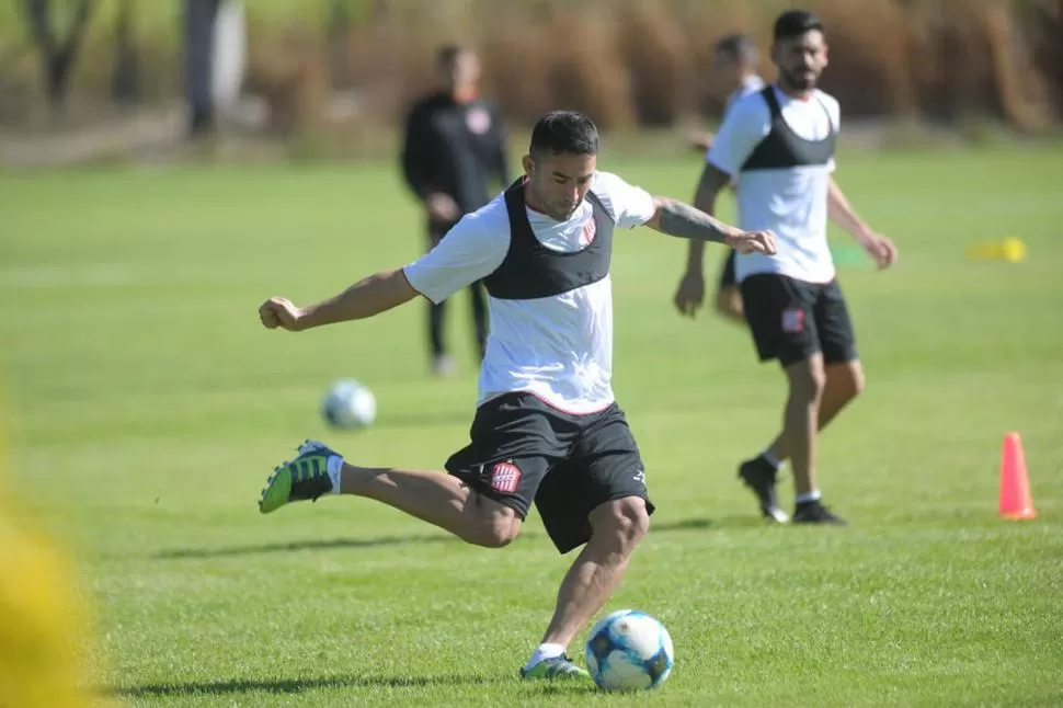 CERTEZA. Claudio Bieler reconoce que hay varios equipos en condiciones de lograr el ascenso, pero confía en San Martín. la gaceta / foto de FRANCO VERA (archivo)