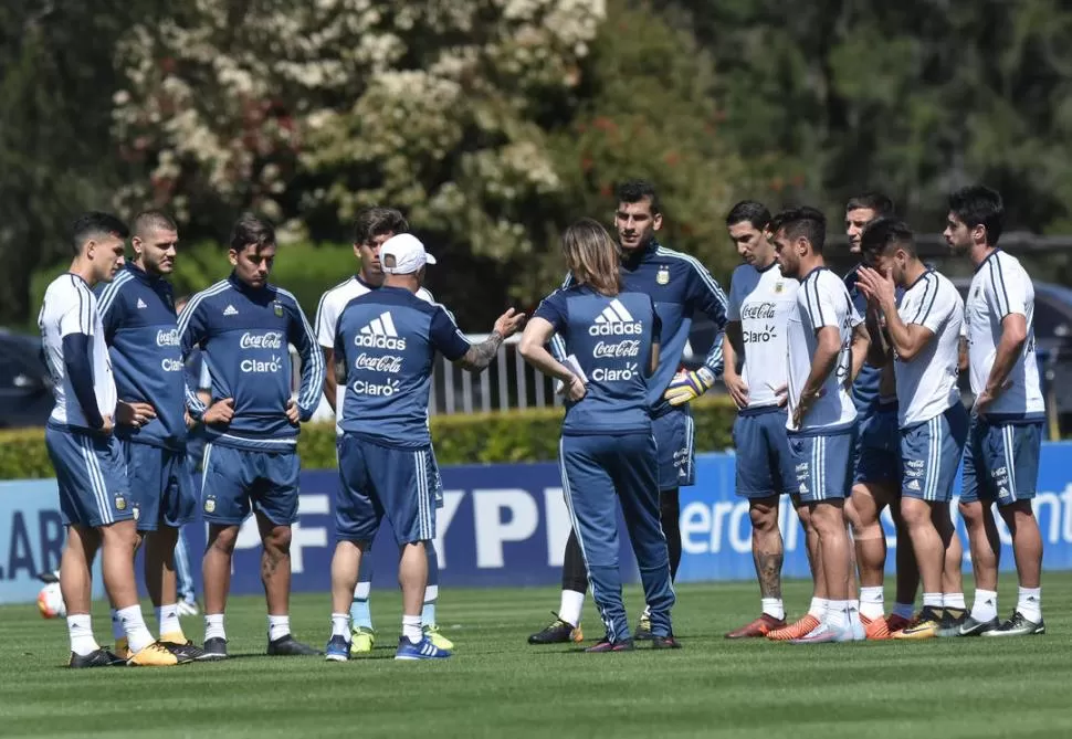 CARAS LARGAS. Durante la práctica matutina de ayer, en el predio de Ezeiza, los jugadores se mostraron preocupados. Dyn