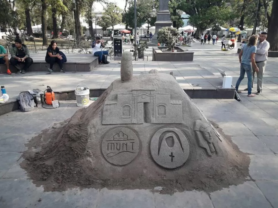  -Escultura efímera construida en arena fina por Diego Civitelli, artista plástico de Córdoba. El diseño está inspirado en figuras vinculadas con los museos tucumanos.
