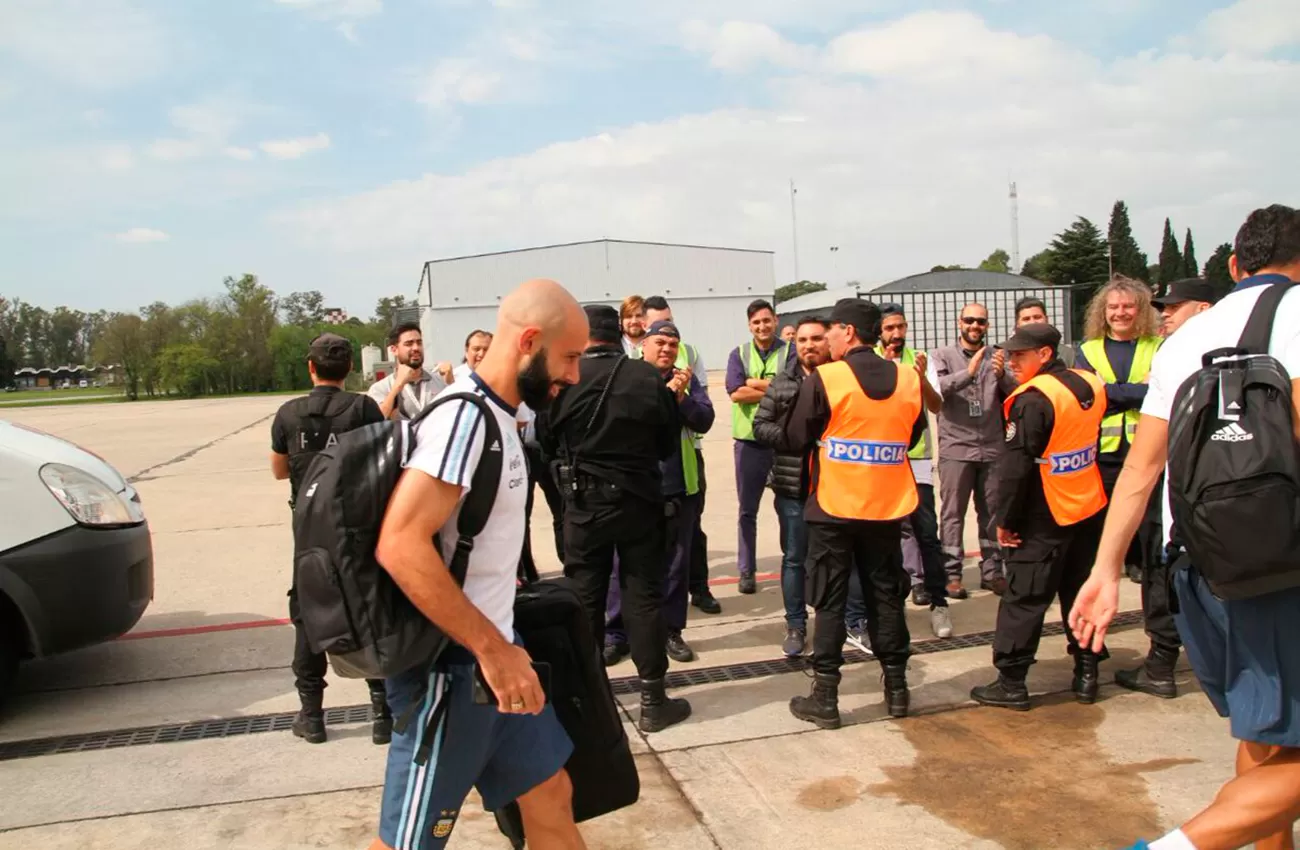 PRESENTE. Mascherano y el resto del equipo ya volaron a Ecuador. (@ARGENTINA)