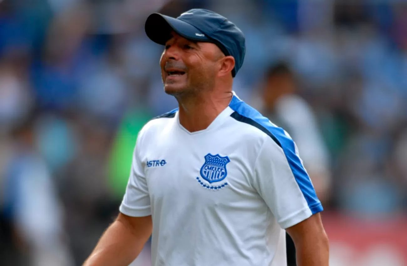 JORGE SAMPAOLI DIRIGIENDO EMELEC (ARCHIVO)