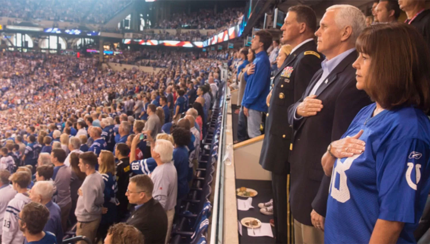 El vicepresidente de Estados Unidos, Mike Pence, en el momento en que se entonaba el himno. FOTO TOMADA DE UNIVISION.COM