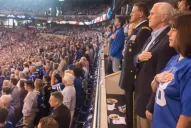 El vice de Estados Unidos se fue de una cancha de fútbol americano tras la protesta de jugadores durante el himno