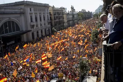 Masiva e histórica marcha contra la independencia de Cataluña a las puertas de la ruptura con España