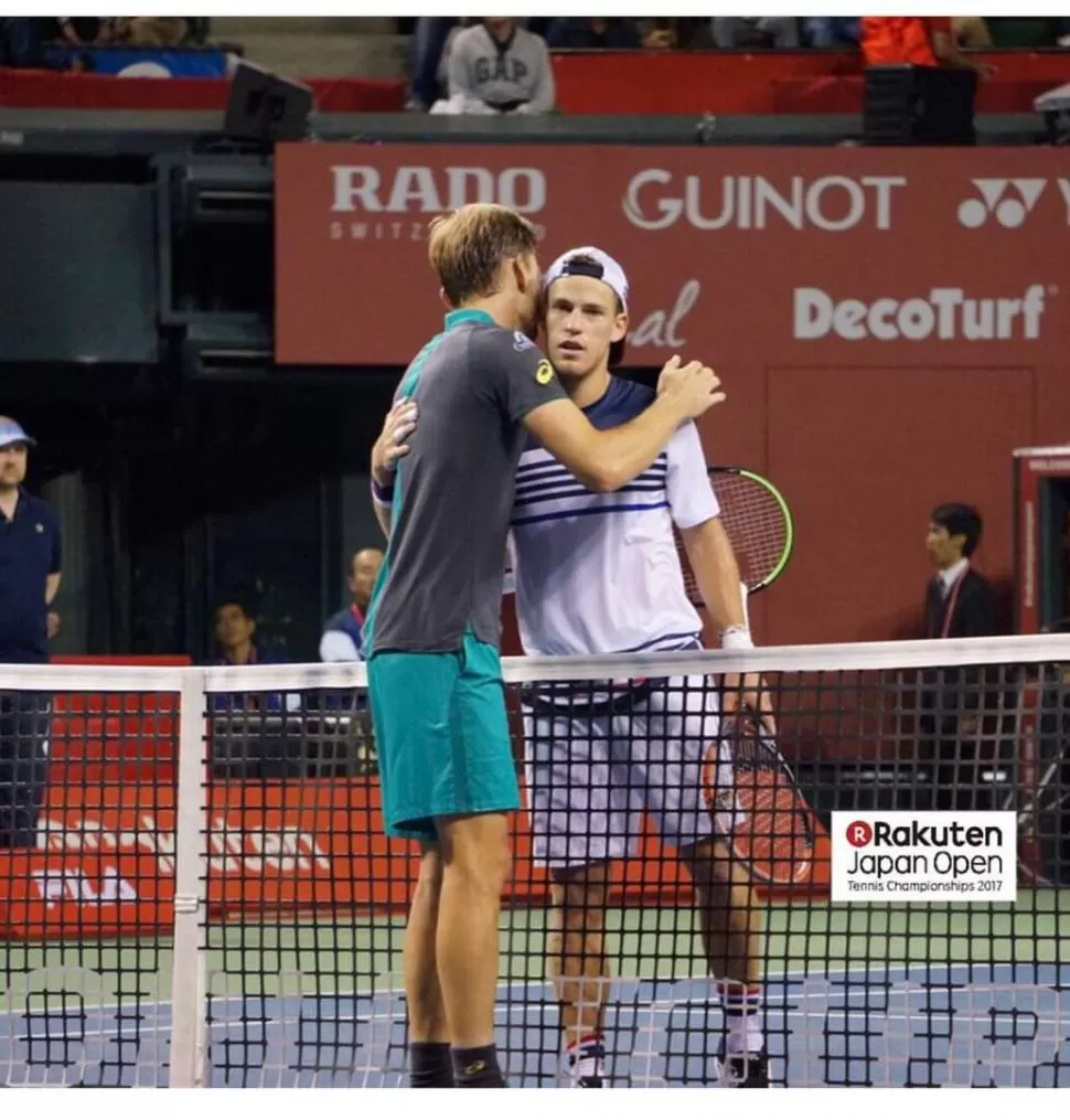 LLEGÓ A SEMIFINALES. “Peque” saludo a Goffin, que le ganó 7-6 y 7-6 en Tokio. twitter @dieschwartzman