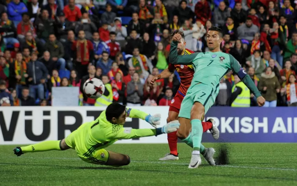 OFICIO DE GOLEADOR. Ronaldo estuvo en el banco de suplente y apenas ingresó marcó el gol de la tranquilidad para Portugal, que si quiere llegar a Rusia evitando el reprechaje deberá ganarle el martes a Suiza. Reuters