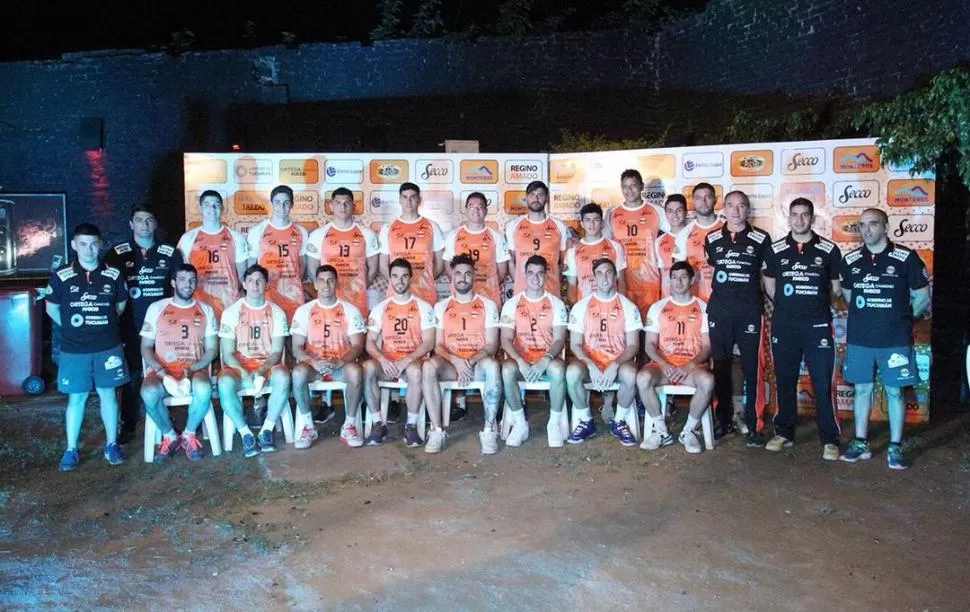 AQUÍ ESTÁN, ESTOS SON. El plantel “naranja”, junto con los miembros del cuerpo técnico, durante la presentación. PRENSA MONTEROS VOLEY