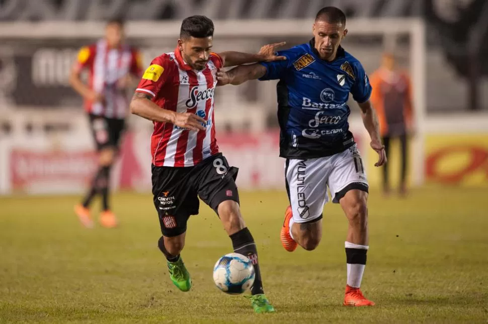 FLOJA TAREA. Juan Galeano, que se lleva la pelota ante la marca de Leandro Barrera, volvió a mostrarse errático y sin ideas. foto de matías napoli escalero (especial para la gaceta)