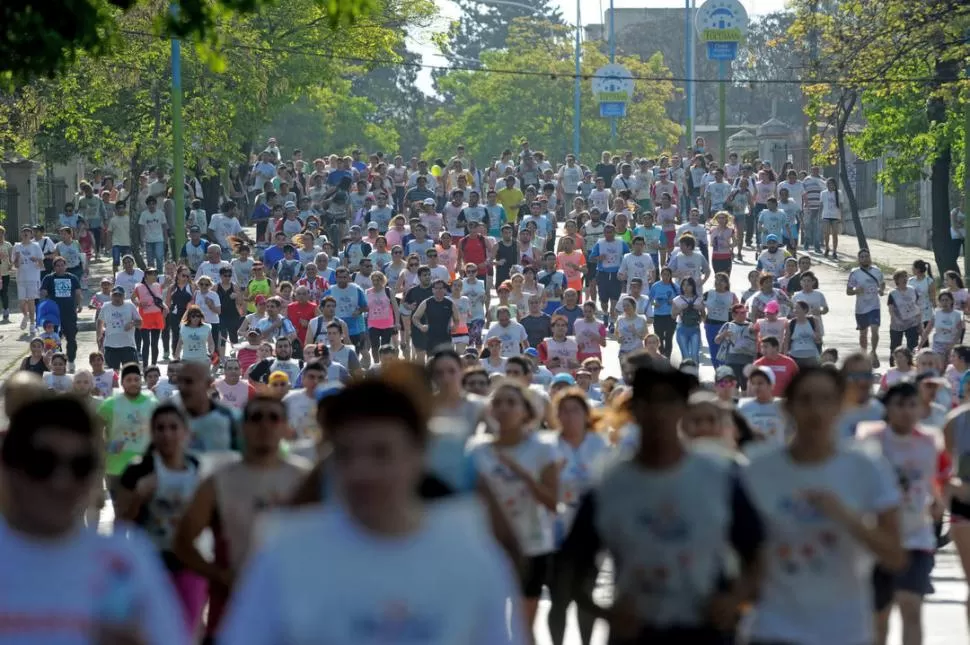 TODOS PUEDEN. Como todos los años, los participantes de la prueba cubren el trayendo de la forma en la que mejor los hace sentir. Al final, festejan todos. LA GACETA/ FRANCO VERA