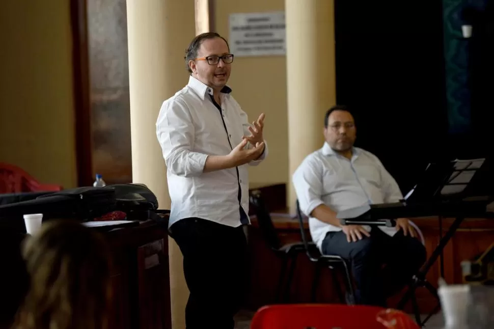EN ACCIÓN. Ramiro Albino conduce un ensayo ayer, en el Círculo del Magisterio, en la previa del concierto. 
