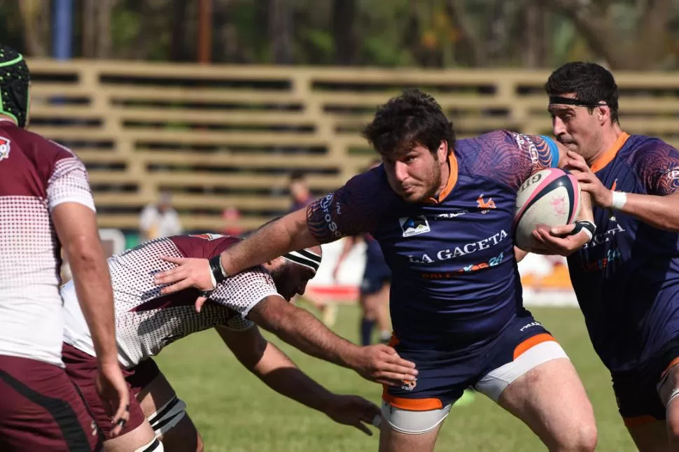 IMPARABLE. Santiago Pérez se abre camino ante el intento de tackle de un forward salteño. Los “Naranjas” brillaron ayer. la gaceta / foto de DIEGO ARAOZ