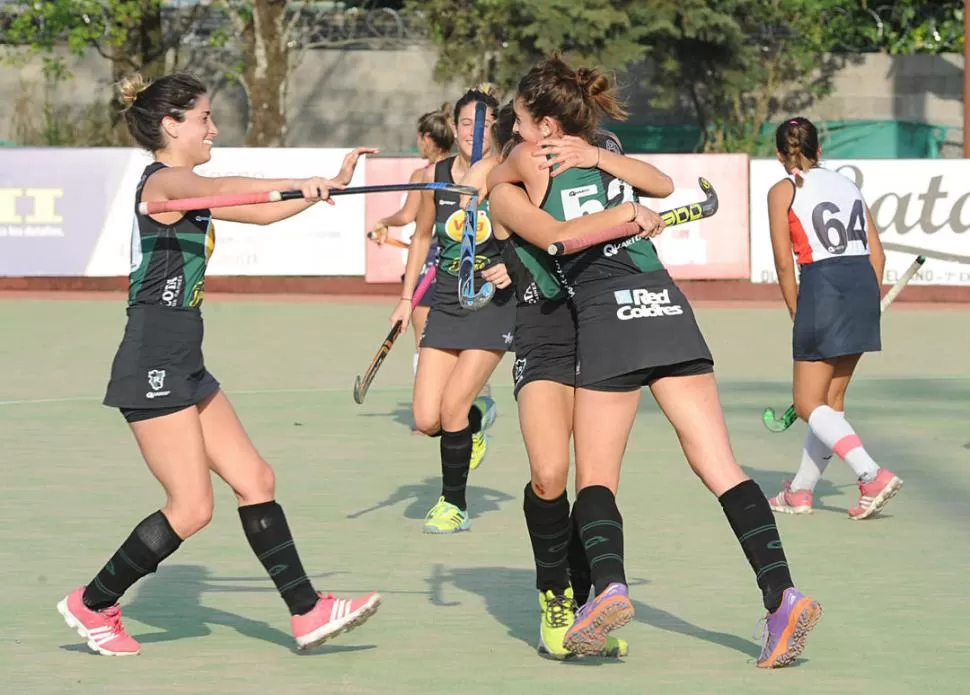 LA FIGURA. Ana Paula Riera (52) ya convirtió uno de sus dos goles en el triunfo “verdinegro” ante Central Córdoba. Julieta Reyes (izquierda) se une a los festejos. la gaceta / foto de hector peralta