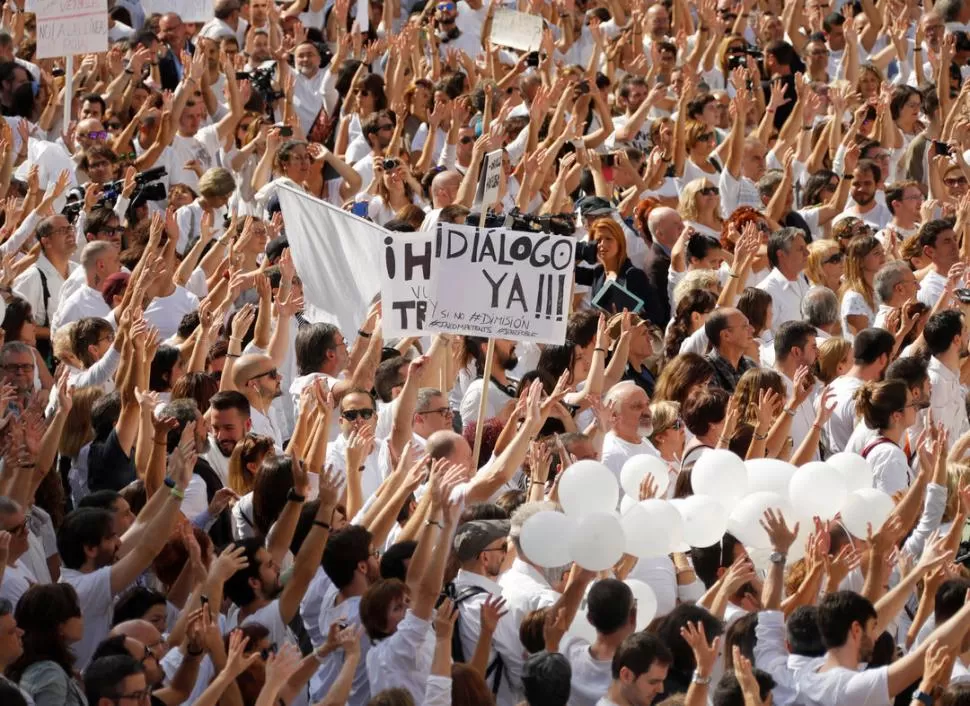 DIÁLOGO. En varias ciudades españolas se congregaron para pedir paz.  reuters