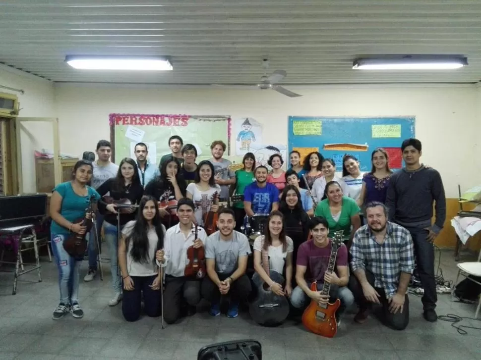 JUNTOS. Alumnos y maestros de la Escuela de Arte Popular de Monteros.  