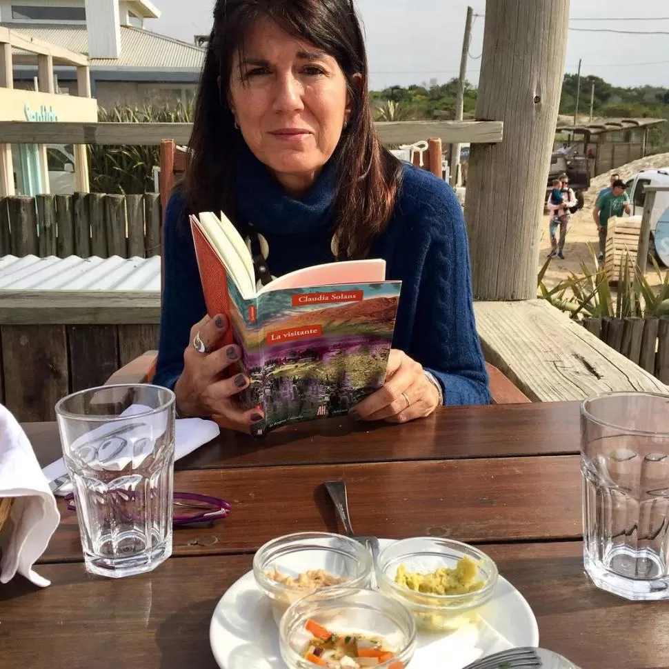 EL REGISTRO. El paisaje vallisto no es sólo decorado en la obra de la tucumana Claudia Solans: enmarca la acción mostrando su fuerza y sunecesidad de respeto en una vinculación de mutuo beneficio con quienes lo ocupan. 