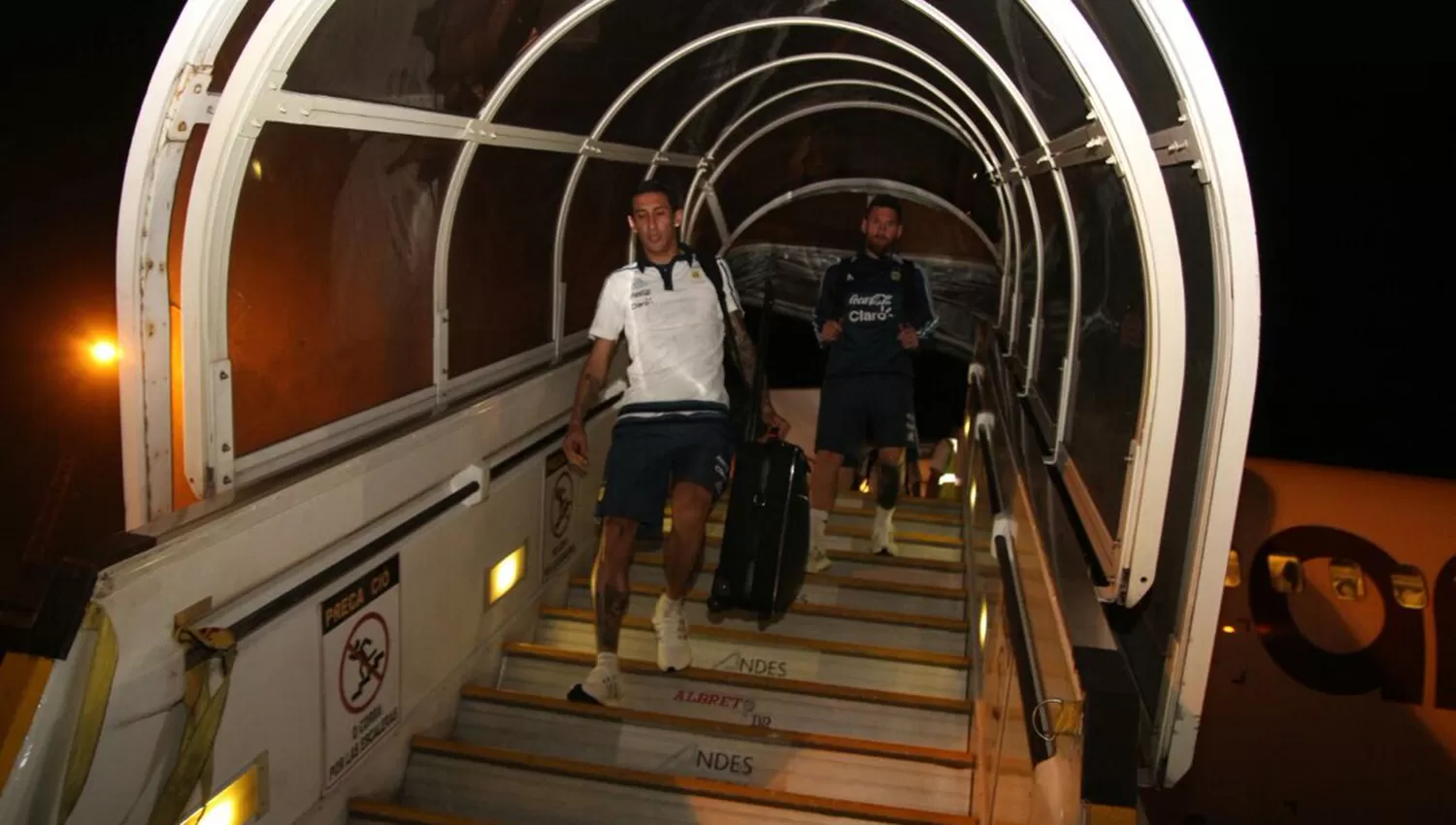 Di María y Messi en el arribo de la Selección a Guayaquil. Mañana a las 10, volará a Quito.
FOTO PRENSA SELECCIÓN ARGENTINA