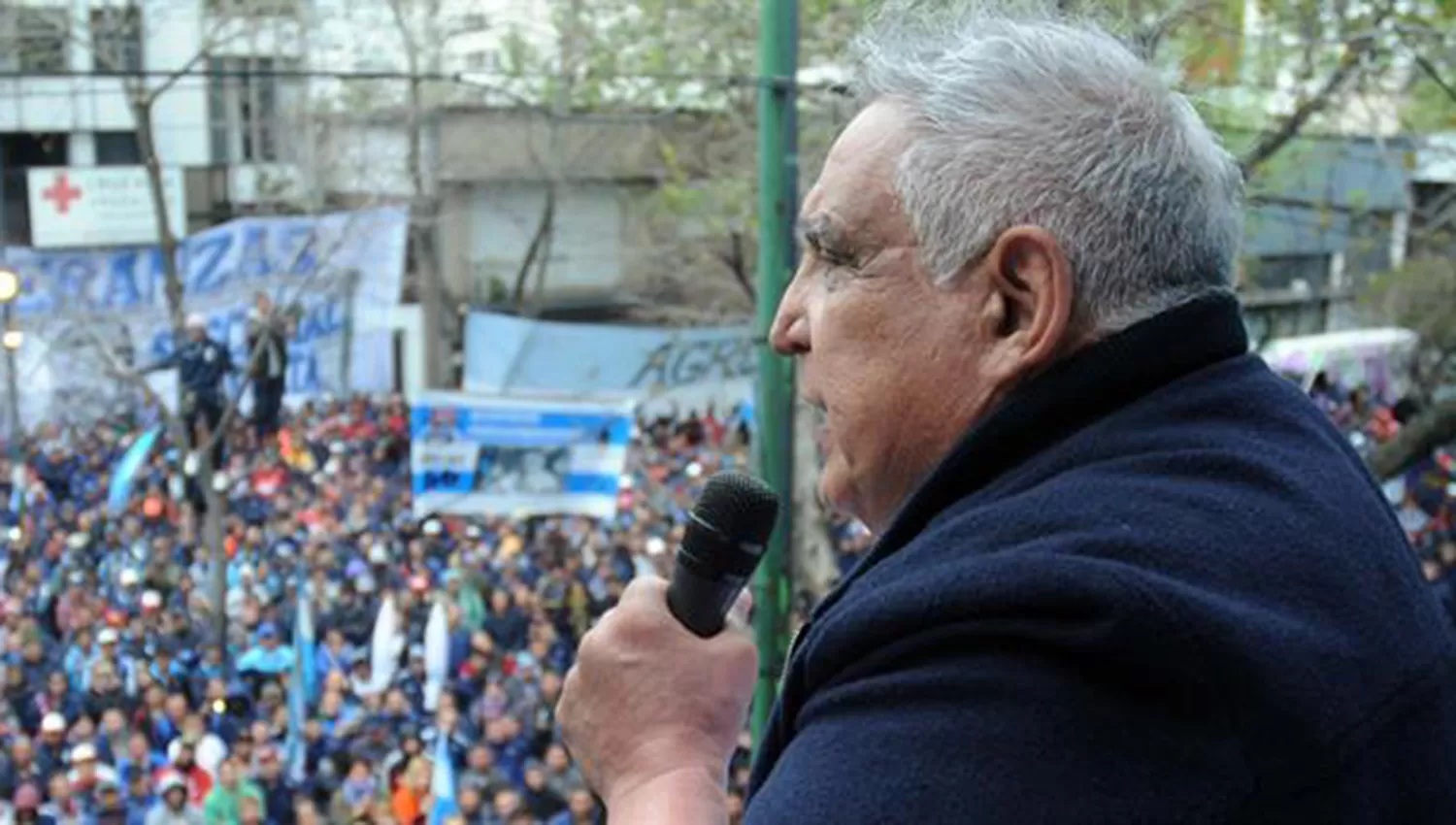 ACORRALADO. Juan Pablo Pata Medina, en la sede de la Uocra La Plata, arengando a sus seguidores para que prendan fuego a Buenos Aires. FOTO TOMADA DE LANACION.COM.AR