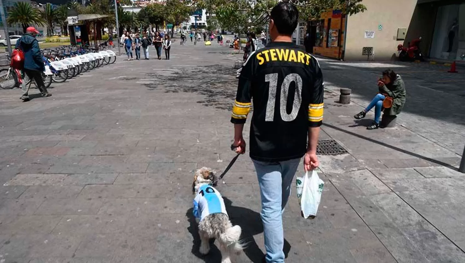 EDUAR Y SU PERRO MESSI. FOTO DE TÉLAM.