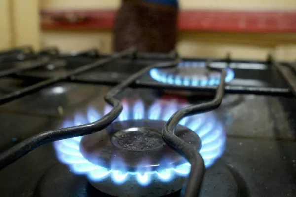 Cómo funcionan los microcréditos para conectarse a la red de gas natural y dejar de usar garrafas