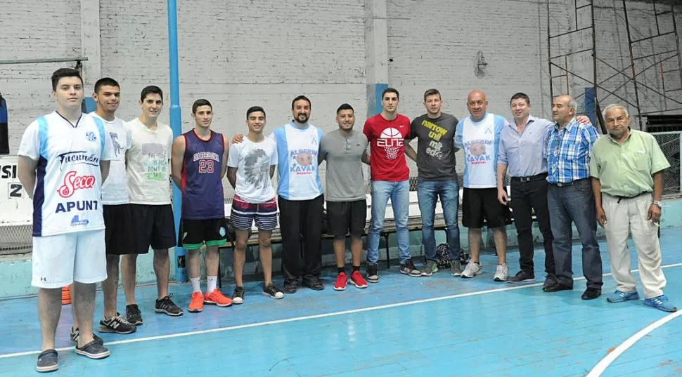 DISTENDIDOS. Dirigentes y cuerpo técnico de la “JBA” agasajaron a la prensa. la gaceta / foto de hector peralta