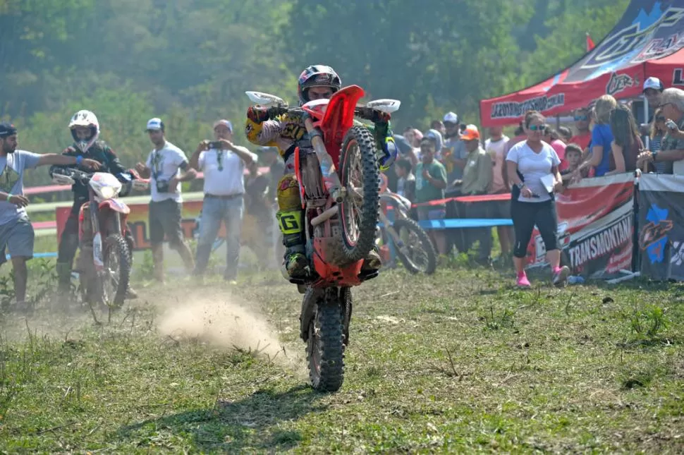 ACROBACIA TRIUNFAL. Cavallo se lució manejando por algunos metros en una sola rueda. Atrás del italiano estaba listo Llanos para emprender el recorrido de gloria. la gaceta / fotos de franco vera