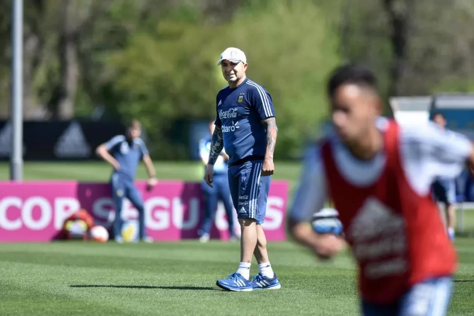 A FULL. Sampaoli estudia todos los aspectos para el duelo decisivo de mañana. dyn