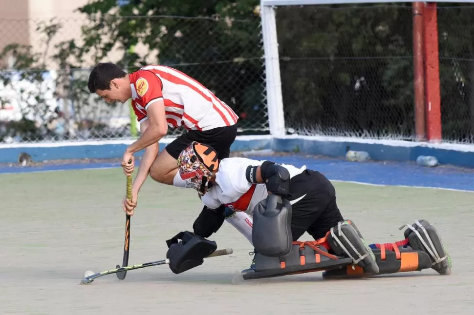 CON LO JUSTO. El arquero Fiol le saca la bocha a Gianfranco Micieli. la gaceta / foto de Analía Jaramillo