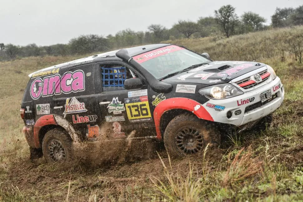 IMPECABLE. La Toyota SW4 que maneja Rodolfo Bollero y navega su hijo Nicolás no tuvo problemas durante el desarrolló de la competencia en Villa Mercedes. PACO FOTO AGENCIA 