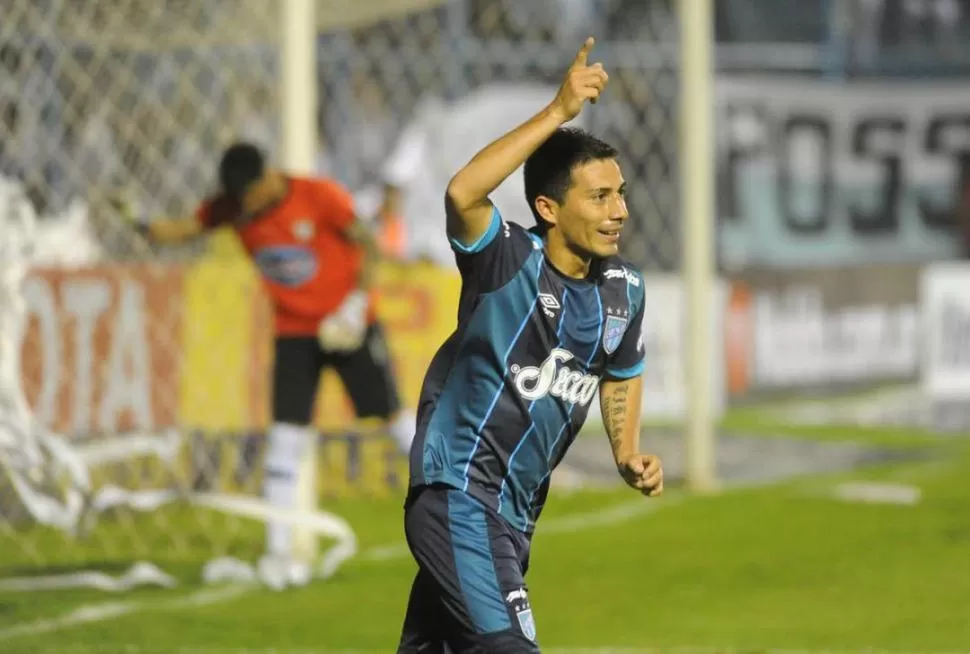 DE TODA LA CANCHA. Desde su arribo hace cinco años, Acosta jugó de volante en varios sectores y también de defensor. la gaceta / foto de héctor peralta (archivo)