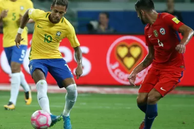 Brasil venció a Chile, lo eliminó del Mundial y le dio una mano a Argentina