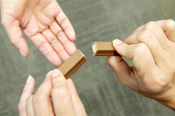 Según la ciencia, las mujeres son más generosas que los hombres: este es el motivo