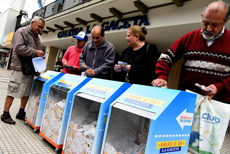 TARJETAS Y EXPECTATIVAS. Las urnas se llenaron. Los lectores de último momento terminan de llenar los cupones para depositarlos. LA GACETA / FOTO DE JOSÉ NUNO.-