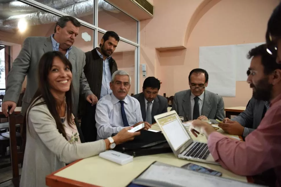 LA PRIMERA FOTO TRIUNFAL. Julieta Tejerizo (izq.) y Marcelo Fajre (der.). la gaceta / foto de DIEGO ARAOZ