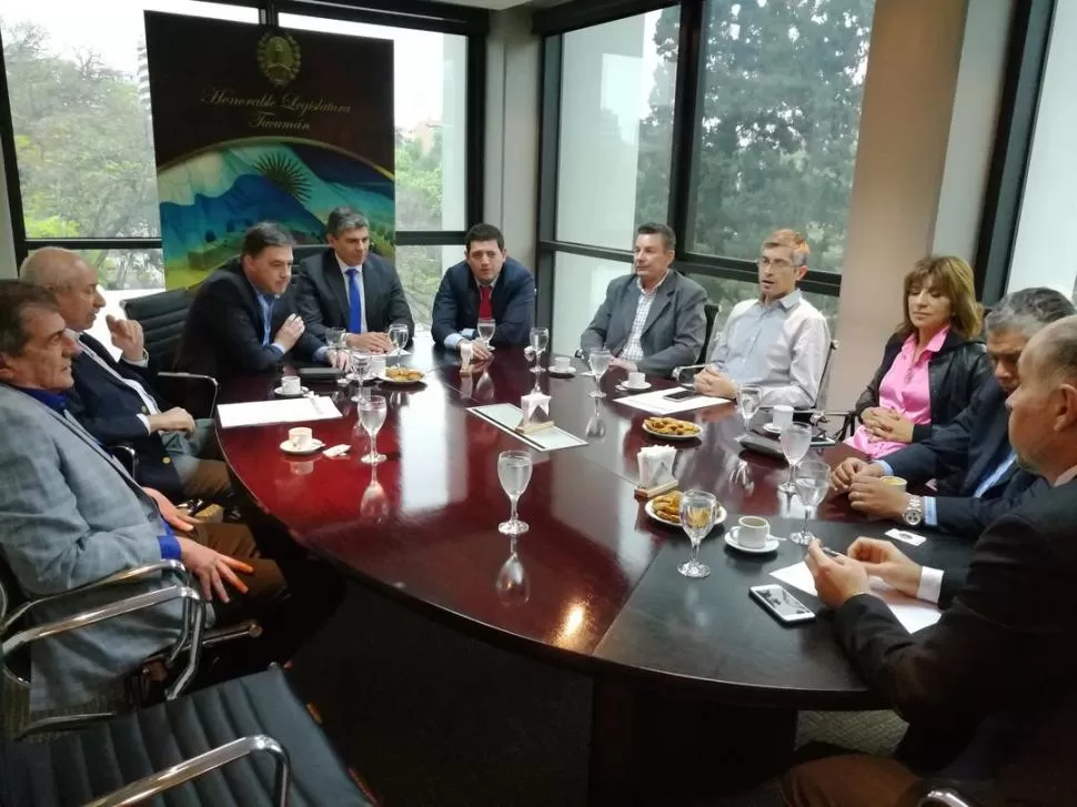 AUTORIDADES. Silman (cabecera) presidió la reunión de Labor Parlamentaria. prensa legislatura