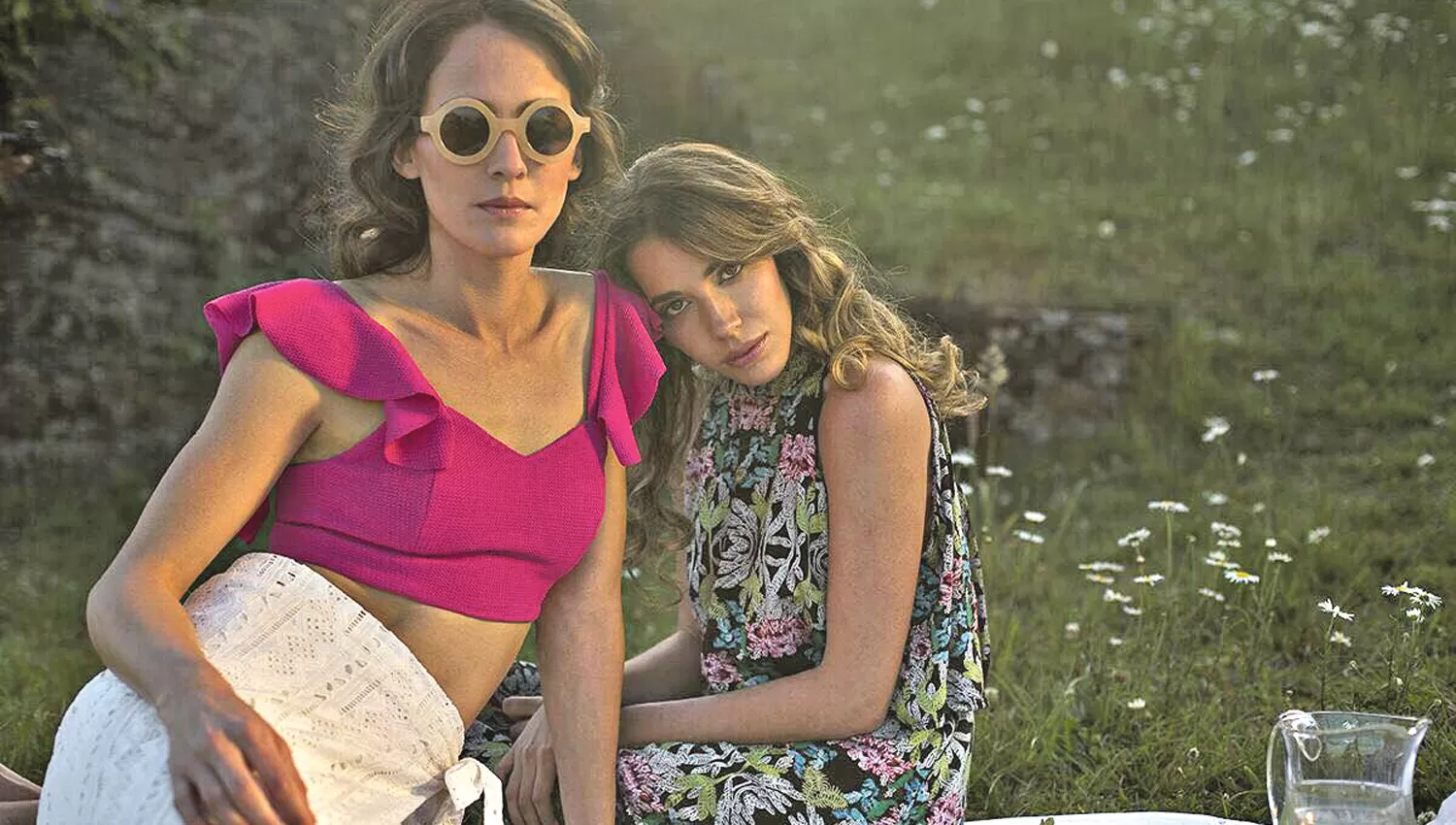 Indumentaria de marcas comerciales y de diseño de autor. Top con volados y pollera de broderie; top estampado con transparencias (foto de Bianca & García, 20% de descuento con Club LAGACETA).