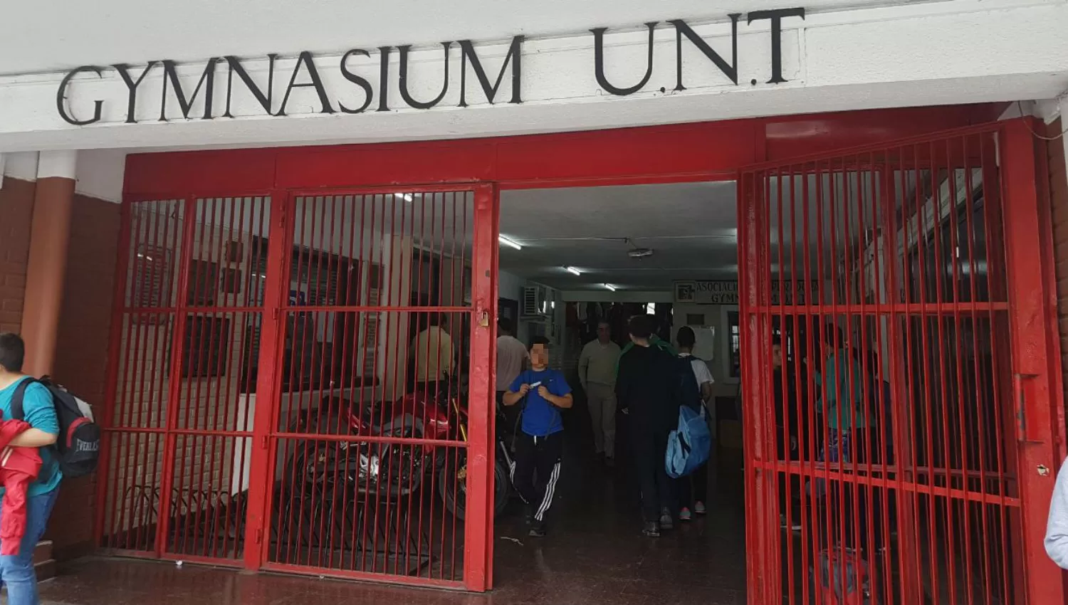 FACHADA DEL GYMNASIUM. El colegio de Barrio Norte donde ocurrió el accidente.
